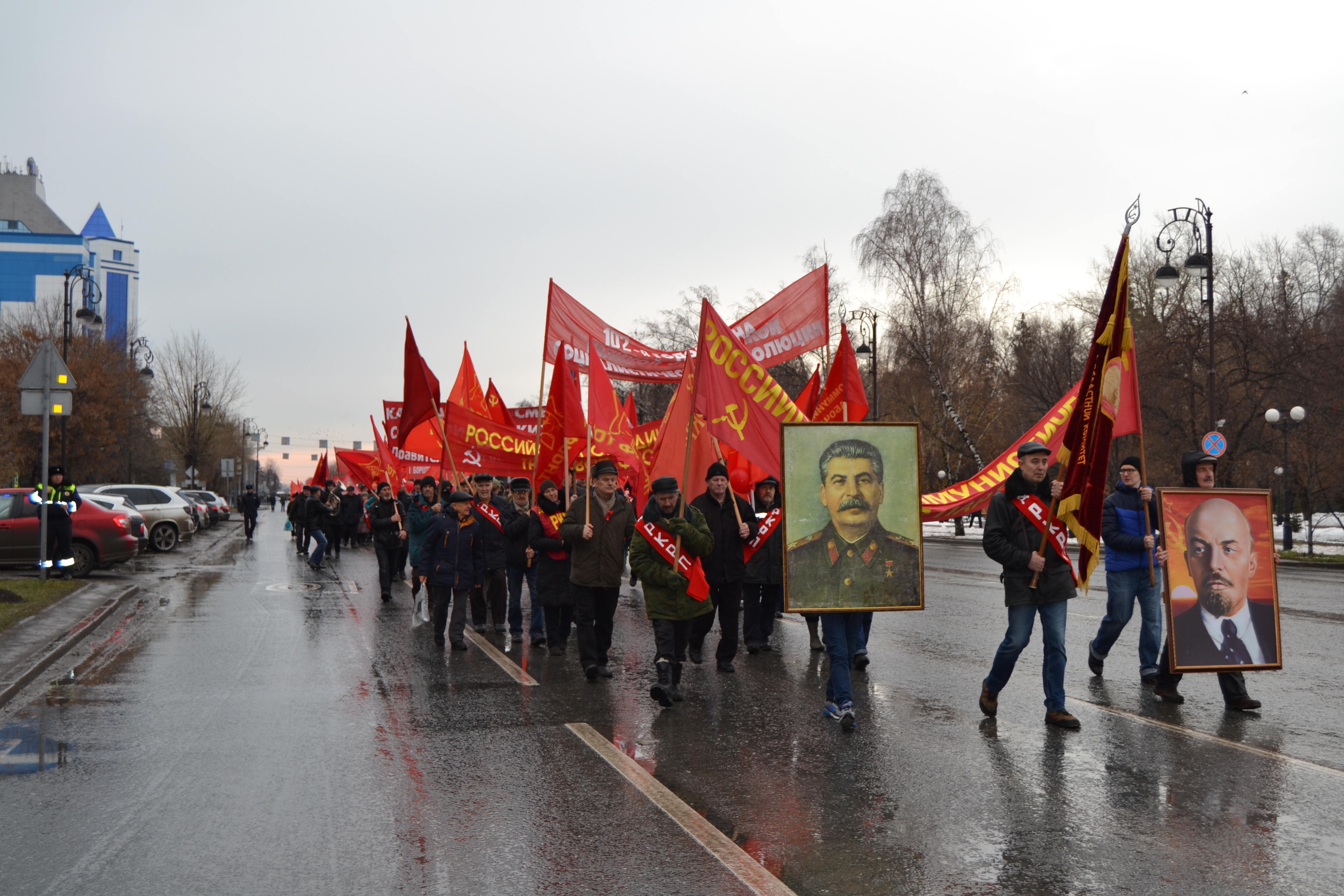Тюменские коммунисты провели шествие в центре Тюмени