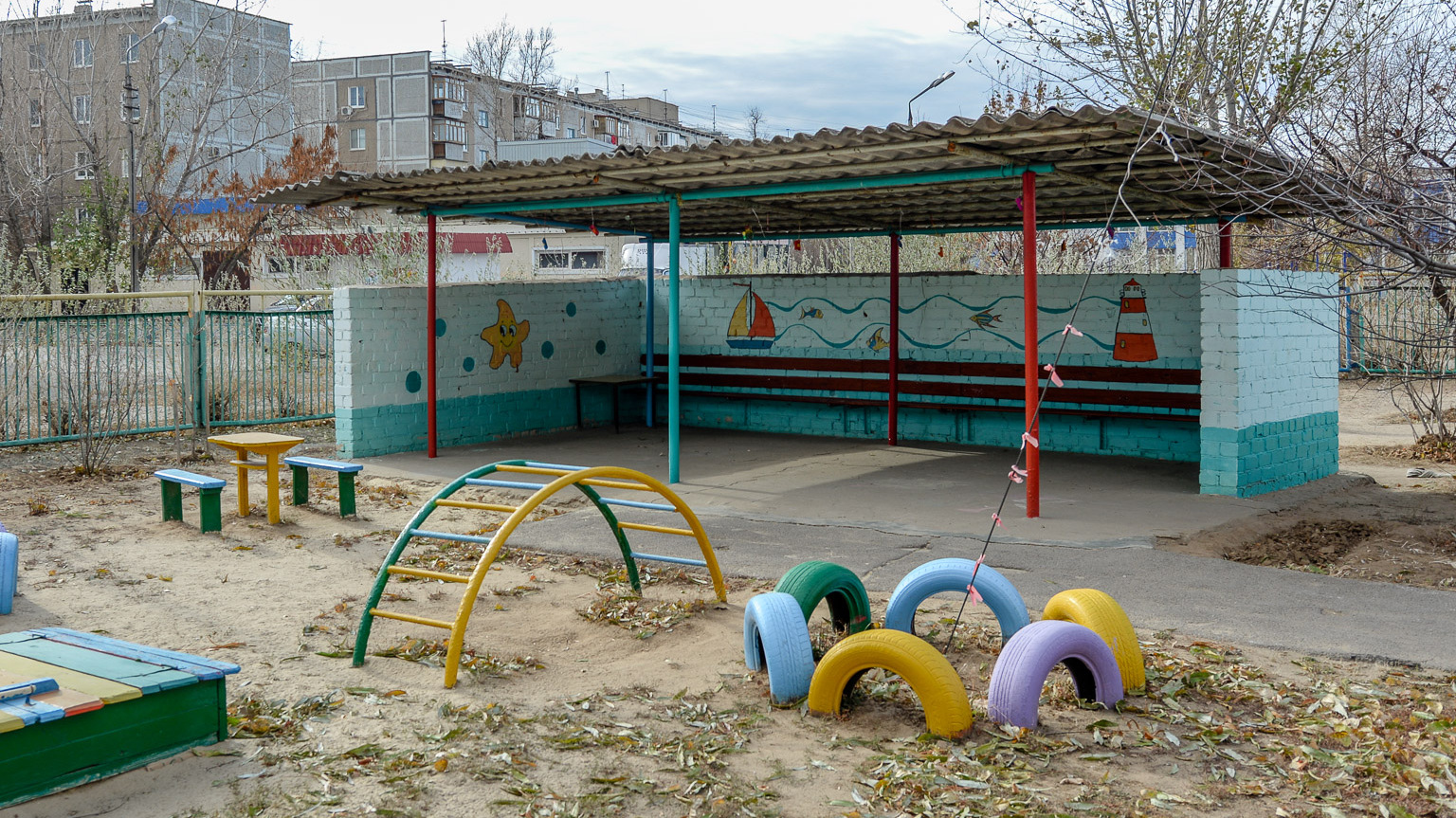 В Сургуте подросток с пистолетом и в маске пришел в детский сад