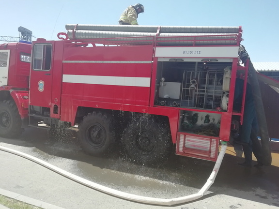 В Тюмени на улице Элеваторная пожарные тушили большой участок засохшей трав