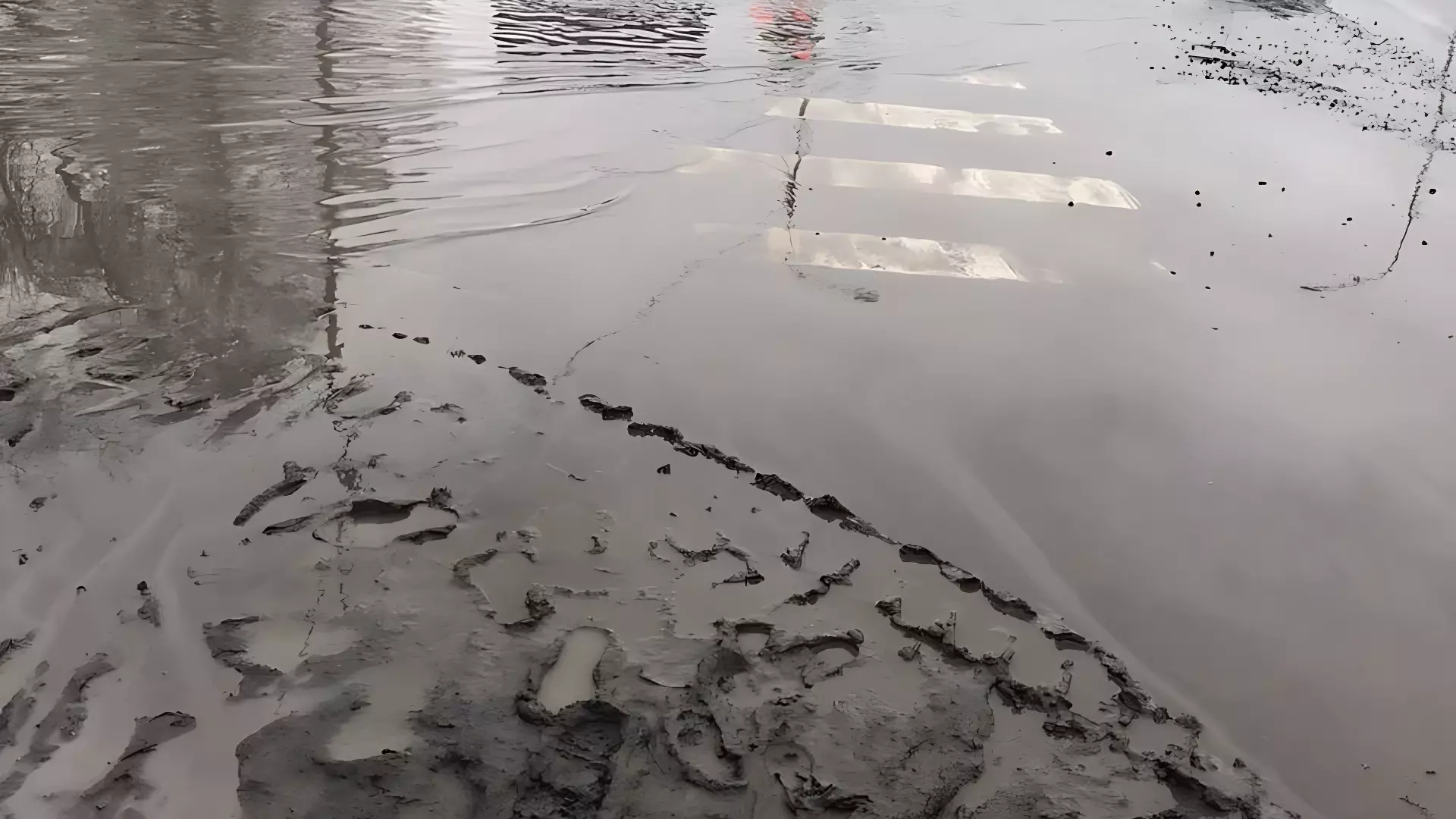 Тюменцы жалуются на грязную кашу на дорогах