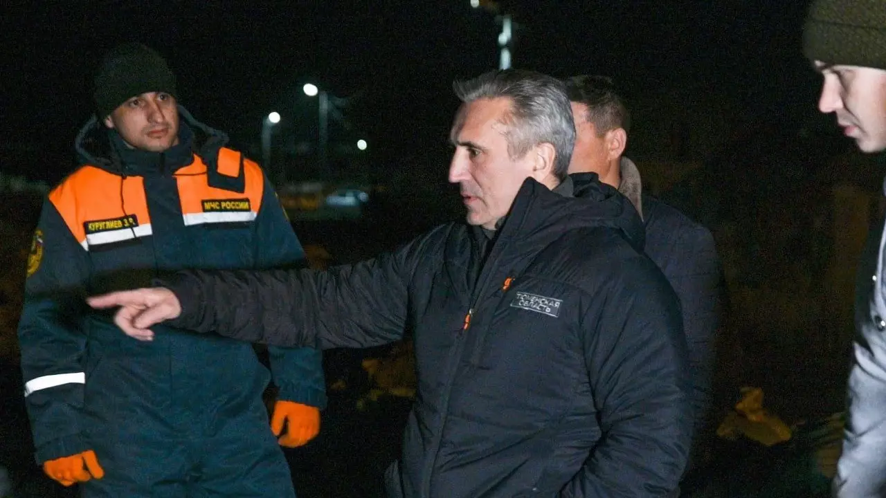 Губернатор Тюменской области лично контролирует ход эвакуации в регионе.